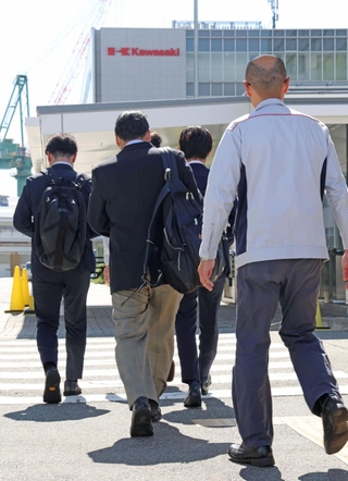 船舶エンジンの検査データ改ざんを受け、調査のため工場に入る国土交通省の職員ら＝２２日午前、神戸市中央区東川崎町３、川崎重工業神戸工場（撮影・笠原次郎）