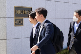 船舶エンジンの検査データ改ざんを受け、調査のため工場に入る国土交通省の職員ら＝２２日午前、神戸市中央区東川崎町３、川崎重工業神戸工場（撮影・笠原次郎）