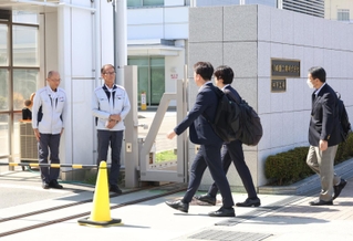 船舶エンジンの検査データ改ざんを受け、調査のため工場に入る国土交通省の職員ら＝２２日午前、神戸市中央区東川崎町３、川崎重工業神戸工場（撮影・笠原次郎）
