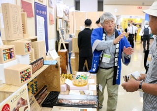 県内各地の地場産業を紹介するブースが並ぶ昨年の会場＝２０２３年９月、神戸市中央区