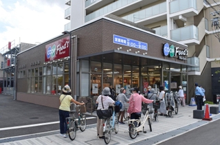 マンション１階にオープンした「コープ伊丹」＝伊丹市平松５
