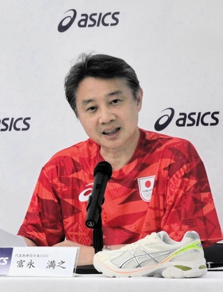 過去最高業績を更新した中間決算について会見で説明するアシックスの富永満之社長＝神戸市中央区港島中町７、同社
