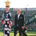 １００周年を迎えた甲子園球場の記念式典に登場した阪神ＯＢの吉田義男さん＝１日、兵庫県西宮市（代表撮影）