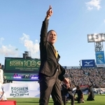 １００周年を迎えた甲子園球場の記念式典で進行役を務めた渡辺謙さん＝１日、兵庫県西宮市（代表撮影）