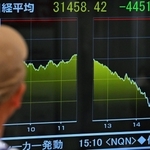 日経平均株価の終値がモニターに表示され、足を止める人の姿がみられた＝５日午後、神戸市中央区の三宮センター街（撮影・斎藤雅志）