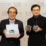 神戸ファッション協会が淡路瓦の置物、台湾デザイン研究院が青磁の茶器を互いに贈り合った＝神戸市中央区港島中町６