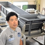 「酒造りの省力化を一層進めたい」と語る永田醸造機械の荒木基弘社長と、ベストセラーの原料冷却機＝神戸市西区見津が丘２