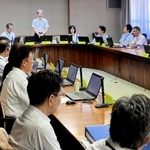 会議冒頭にあいさつする服部洋平副知事（写真奥）＝兵庫県庁