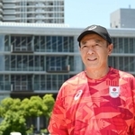 本社ビルを背に自社の将来像などを語るアシックスの廣田康人会長＝神戸市中央区港島中町７（撮影・大田将之）