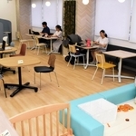 プレオープン中の「あすてっぷコワーキング学園都市」。手前のキッズスペースとは別に一時保育の部屋もある＝神戸市西区学園西町１