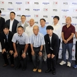 独自品質規格の新地域ブランド「Ｈｙｏｇｏ　Ｑｕａｌｉｔｙ」を発表した兵庫県靴下工業組合の組合員ら＝大阪市北区、梅田スカイビル