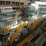 川崎重工業神戸工場で生産される船舶用ディーゼルエンジン＝２００８年、神戸市中央区東川崎町