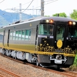 新観光列車「はなあかり」。「檳榔子染（びんろうじぞめ）」と呼ばれる黒褐色を基調としている（ＪＲ西日本提供）