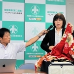 車椅子専用の振り袖を開発した「いせや写真館」の西田晃三代表取締役（左）ら＝神戸市中央区御幸通６