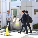 船舶エンジンの検査データ改ざんを受け、調査のため工場に入る国土交通省の職員ら＝２２日午前、神戸市中央区東川崎町３、川崎重工業神戸工場（撮影・笠原次郎）