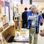 県内各地の地場産業を紹介するブースが並ぶ昨年の会場＝２０２３年９月、神戸市中央区