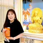 世界有数の紅茶の原産国・インドで富をつかさどる女神「ラクシュミー」の像とフェリステの戸田容幸代表。紅茶を通じ、幸せな時間を楽しんでほしいという＝神戸市中央区中山手通２