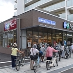 マンション１階にオープンした「コープ伊丹」＝伊丹市平松５