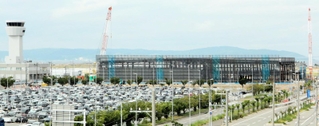 来春の開業に向け、建設が進む神戸空港のサブターミナル＝神戸市中央区
