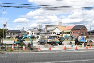オーケーが出店に向け着工した、県道１９２号「尼宝線」沿いの用地＝尼崎市南武庫之荘11