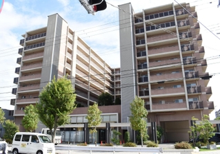 オーケーの兵庫１号店が１階でオープンを予定するマンション＝西宮市芦原町