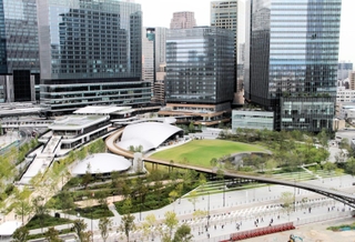 高層ビルに囲まれたグラングリーン大阪の「うめきた公園」＝３日午後、大阪市北区