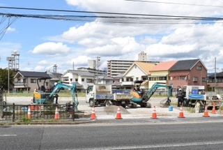 オーケーが出店に向け着工した、県道１９２号「尼宝線」沿いの用地＝尼崎市南武庫之荘11