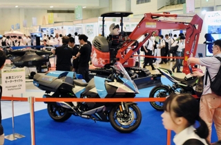 「水素エンジン」で走行するバイクや重量物を運べるドローンなどが展示された会場＝神戸市中央区港島中町６、神戸国際展示場