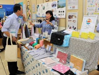 播州織やケミカルシューズなど各産地の事業紹介パネルや製品が並んだ会場＝神戸市中央区港島中町６