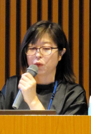 地方紙フォーラムで発表する神戸新聞社の広岡磨璃記者＝新潟市中央区