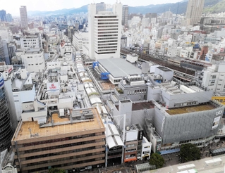 再整備の気運が高まる神戸・三宮。センター街（中央）の将来像をどう描くかが問われている＝神戸市中央区御幸通から西方を望む