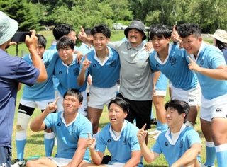 指導を受けた日和佐篤選手（中央）と笑顔で記念撮影する北陸地区の選手たち＝長野県上田市菅平高原、アンダーアーマー菅平サニアパーク