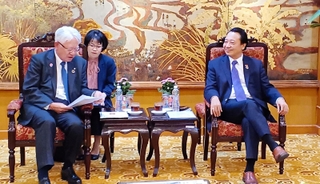 ベトナム商工連盟のグエン・カン・ビン副会頭（右）と会談する神戸商工会議所の川崎博也会頭＝ベトナム・ハノイ（神商議提供）
