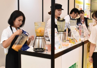 売り場の集客アップへ「ジューススタンド」を提案するコーナー＝神戸市中央区港島中町６