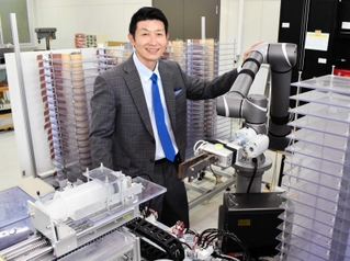 製造工程の一部にロボットを取り入れ、省力化を提案する高木祐社長＝神戸市西区玉津町吉田、ＨＫテクノロジー