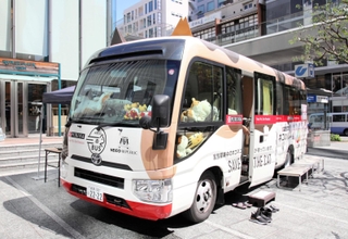 ネスレ日本などが運営し、保護猫の譲渡会場として全国を巡る「ネコのバス」＝神戸市中央区御幸通７