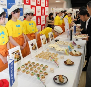 考案した学生によるマラソンレシピのお披露目会＝神戸市西区伊川谷町有瀬、神戸学院大