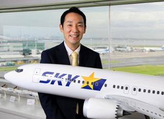 インタビューに応じるスカイマークの本橋学社長＝東京都大田区羽田空港３