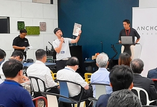 スタートアップなど多彩な１３社がプレゼンテーションした「ハーバーピッチ～ＳＰＡＲＫ（スパーク）」＝神戸市中央区浪花町