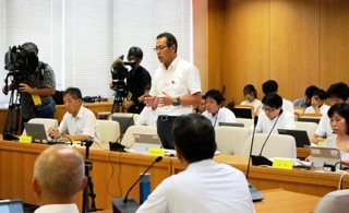 優勝パレード協賛金を巡る補助金還流疑惑について答弁する原田剛治・兵庫県産業労働部長＝１７日午前、兵庫県庁