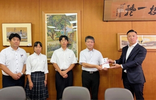 ドローンを寄付した香山組の香山昌哉社長（右端）と、兵庫工業高校の岩井高士校長（右から２番目）ら＝神戸市兵庫区和田宮通２