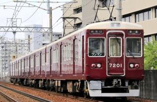 運賃の値上げを発表した能勢電鉄の車両（同社提供）
