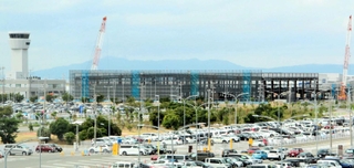 ２０２５年春の開業に向け、建設が進む神戸空港のサブターミナル＝８月、神戸市中央区