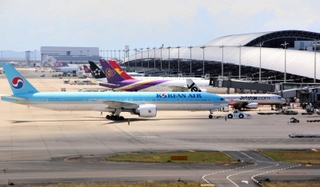 関西空港に就航している大韓航空機（手前）。神戸空港向けの機体は小型機となる見込み＝８月