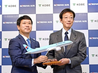 会見する神戸市の久元喜造市長（右）と大韓航空の李碩雨・常務日本地域本部長＝２４日午後、神戸市役所（撮影・風斗雅博）