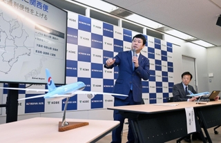 会見する大韓航空の李碩雨・常務日本地域本部長（中央）と神戸市の久元喜造市長＝２４日午後、神戸市役所（撮影・風斗雅博）