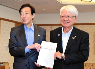 神戸市の久元喜造市長（左）に要望書を手渡す神戸商工会議所の川崎博也会頭＝神戸市役所