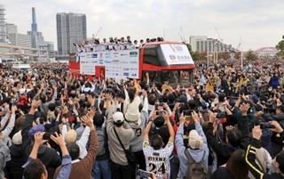 メリケンパークを埋め尽くすファンに迎えられる阪神タイガースの優勝パレード＝２０２３年１１月２３日、神戸市中央区