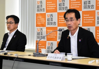 記者会見する関西経済同友会代表幹事の宮部義幸氏（左）と永井靖二氏＝大阪市北区中之島６