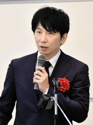 スーパーコンピューターを活用した災害時の産業界への影響予測について発表する兵庫県立大大学院の井上寛康教授＝神戸市神戸市中央区東川崎町１、クリスタルホール